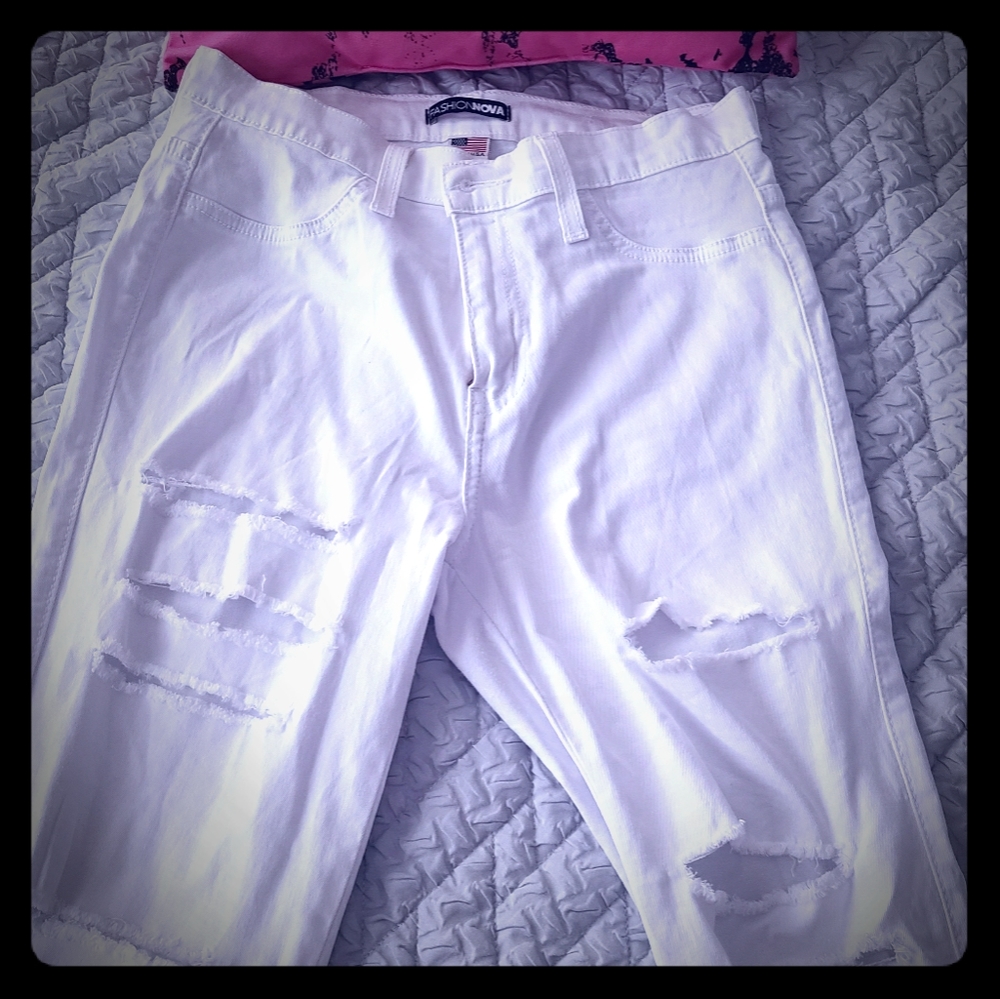 Brand New Fashion Nova size 7 distressed jeans.